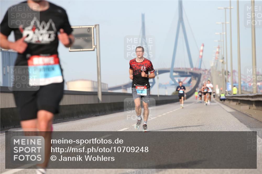 03.10.2026 - Köhlbrandbrückenlauf Jannik Wohlers http://msf.ph/oto/10709248 03.10.2026 09:40:00 Position 3 1097 meine-sportfotos.de