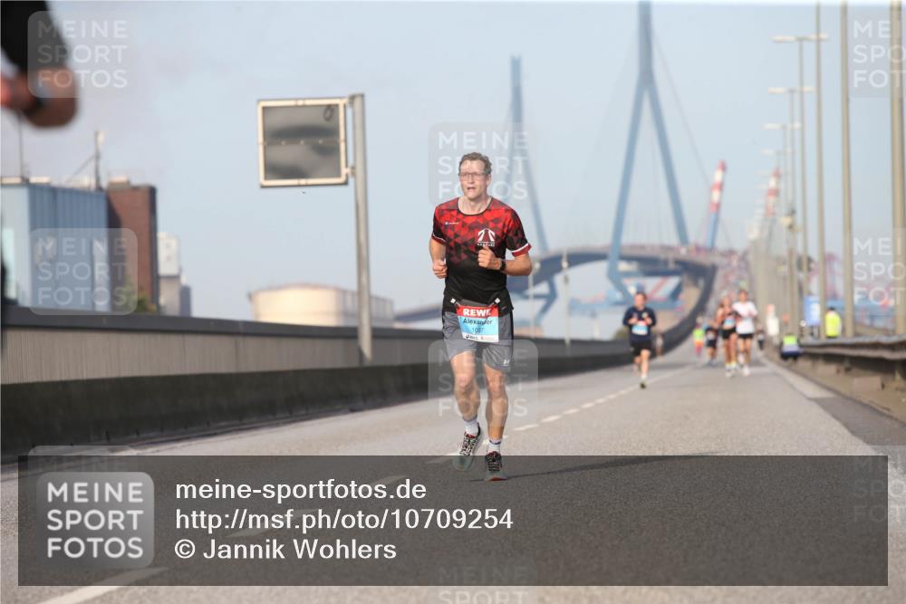 03.10.2026 - Köhlbrandbrückenlauf Jannik Wohlers http://msf.ph/oto/10709254 03.10.2026 09:40:00 Position 3 1097 meine-sportfotos.de