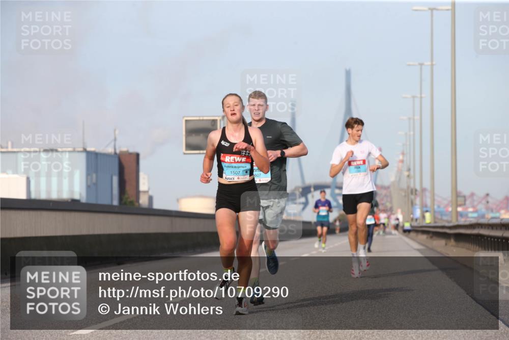 03.10.2026 - Köhlbrandbrückenlauf Jannik Wohlers http://msf.ph/oto/10709290 03.10.2026 09:40:22 Position 3 1507, 607 meine-sportfotos.de