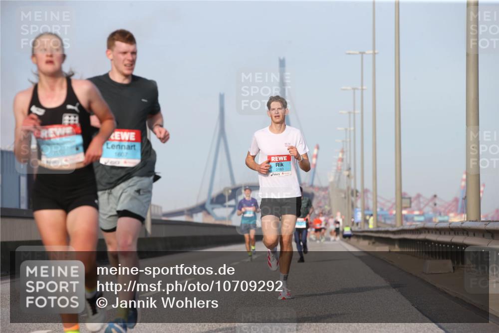 03.10.2026 - Köhlbrandbrückenlauf Jannik Wohlers http://msf.ph/oto/10709292 03.10.2026 09:40:23 Position 3 1607, 2183 meine-sportfotos.de