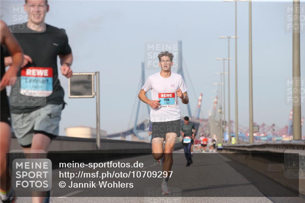 03.10.2026 - Köhlbrandbrückenlauf Jannik Wohlers http://msf.ph/oto/10709297 03.10.2026 09:40:24 Position 3 10, 94, 2183 meine-sportfotos.de