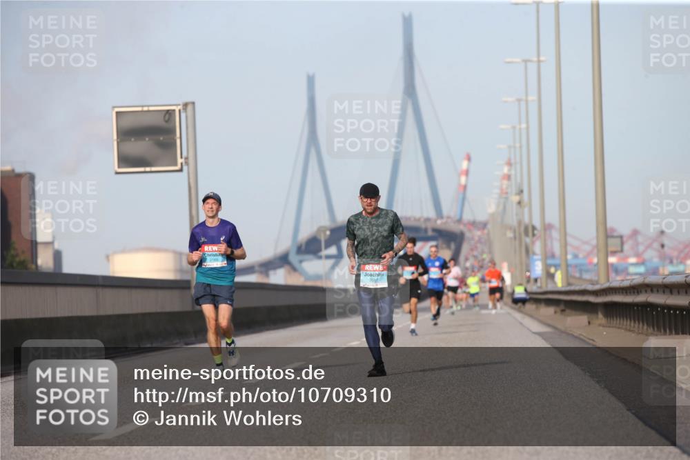 03.10.2026 - Köhlbrandbrückenlauf Jannik Wohlers http://msf.ph/oto/10709310 03.10.2026 09:40:28 Position 3 2165, 2067 meine-sportfotos.de
