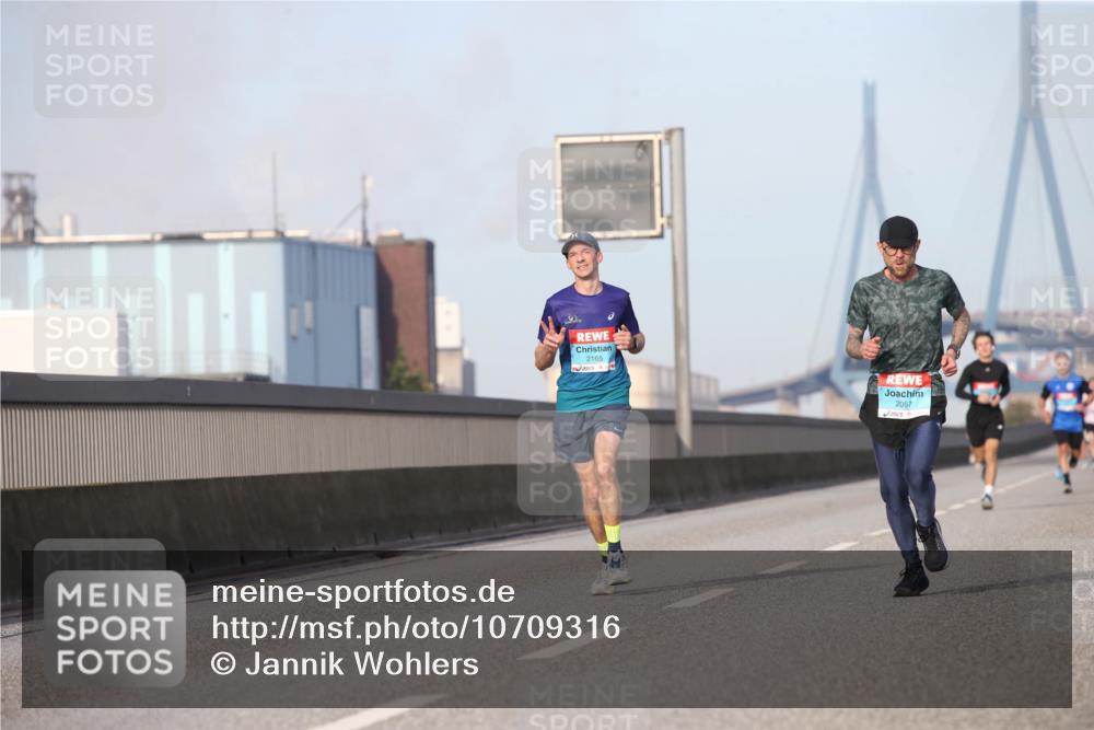 03.10.2026 - Köhlbrandbrückenlauf Jannik Wohlers http://msf.ph/oto/10709316 03.10.2026 09:40:29 Position 3 2165, 2067 meine-sportfotos.de