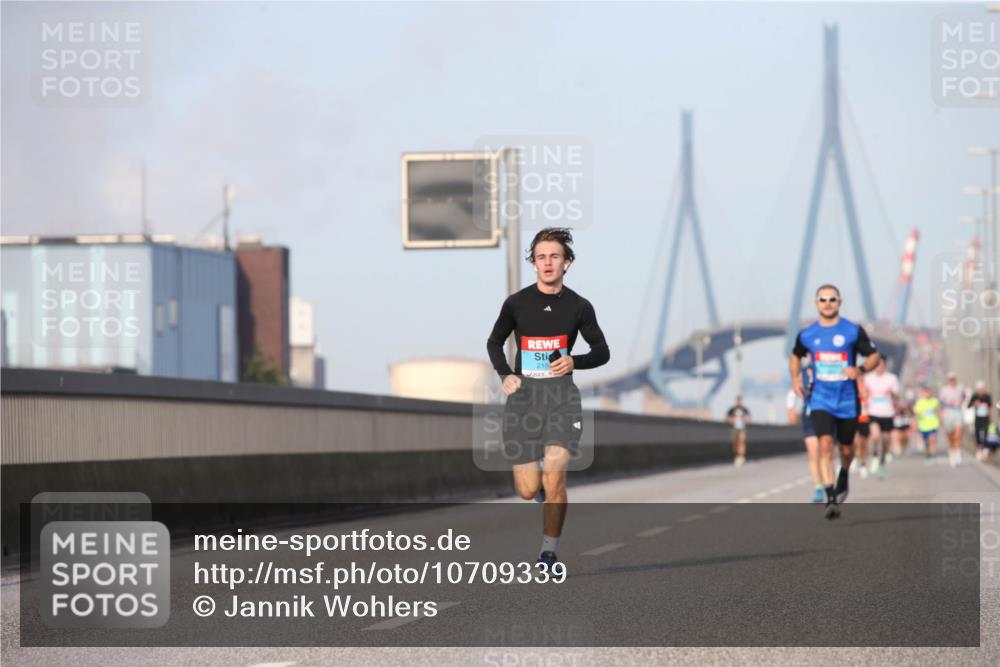 03.10.2026 - Köhlbrandbrückenlauf Jannik Wohlers http://msf.ph/oto/10709339 03.10.2026 09:40:38 Position 3 215 meine-sportfotos.de