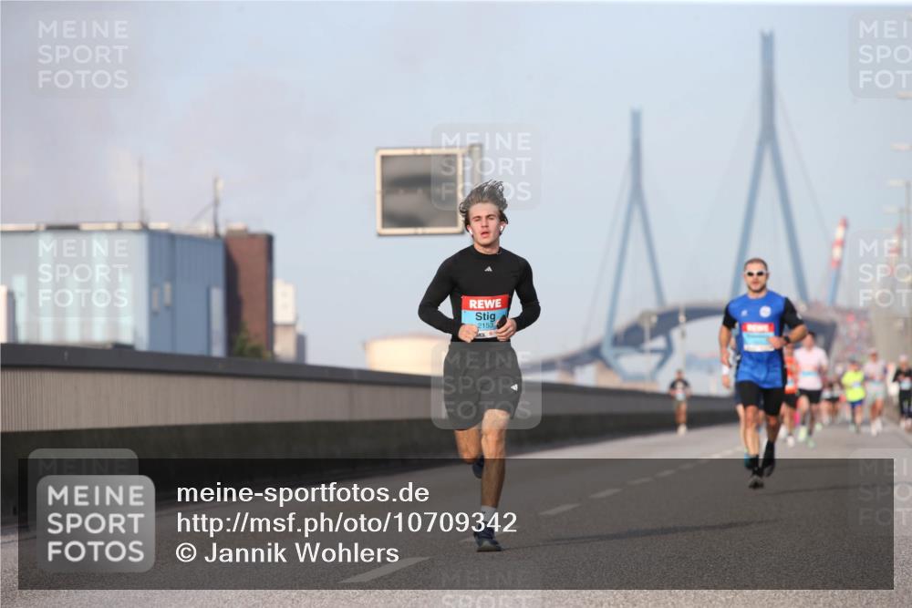 03.10.2026 - Köhlbrandbrückenlauf Jannik Wohlers http://msf.ph/oto/10709342 03.10.2026 09:40:38 Position 3 2153 meine-sportfotos.de
