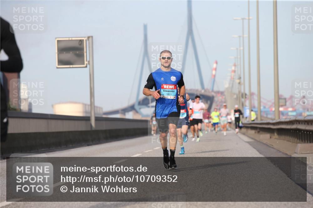 03.10.2026 - Köhlbrandbrückenlauf Jannik Wohlers http://msf.ph/oto/10709352 03.10.2026 09:40:41 Position 3 1823 meine-sportfotos.de
