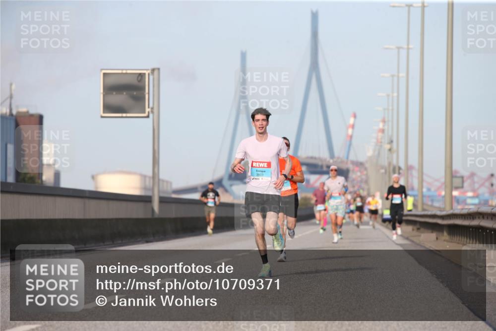 03.10.2026 - Köhlbrandbrückenlauf Jannik Wohlers http://msf.ph/oto/10709371 03.10.2026 09:40:50 Position 3 3803 meine-sportfotos.de