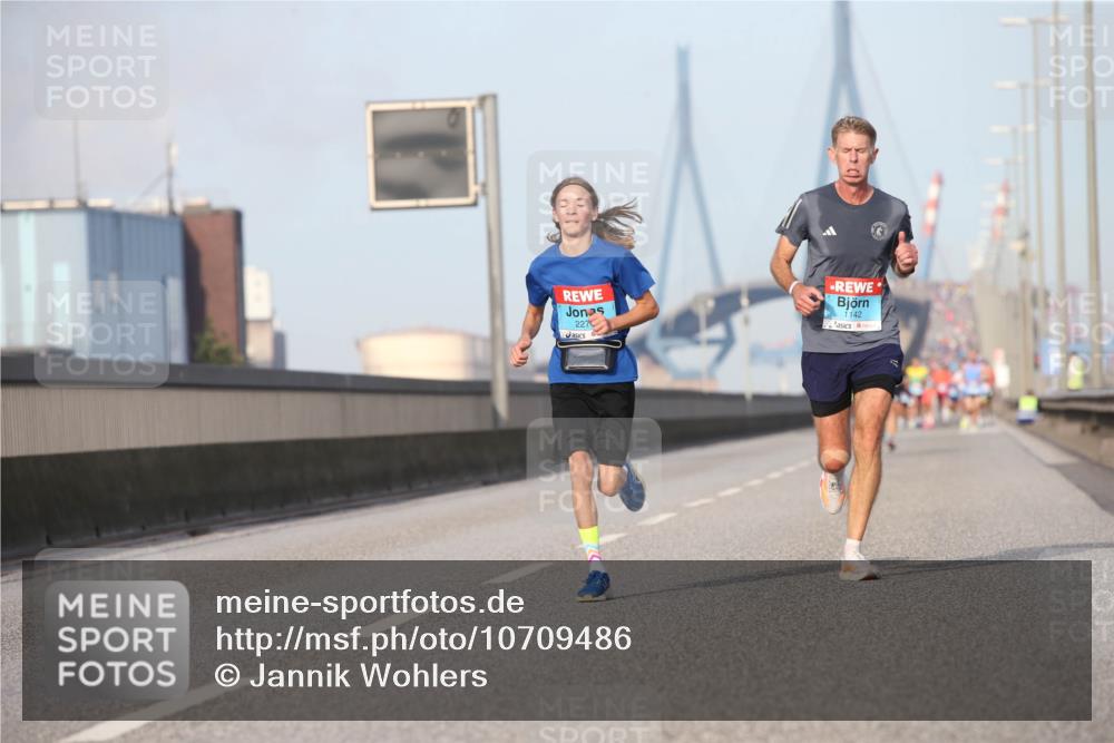 03.10.2026 - Köhlbrandbrückenlauf Jannik Wohlers http://msf.ph/oto/10709486 03.10.2026 09:41:30 Position 3 201, 227, 1142 meine-sportfotos.de