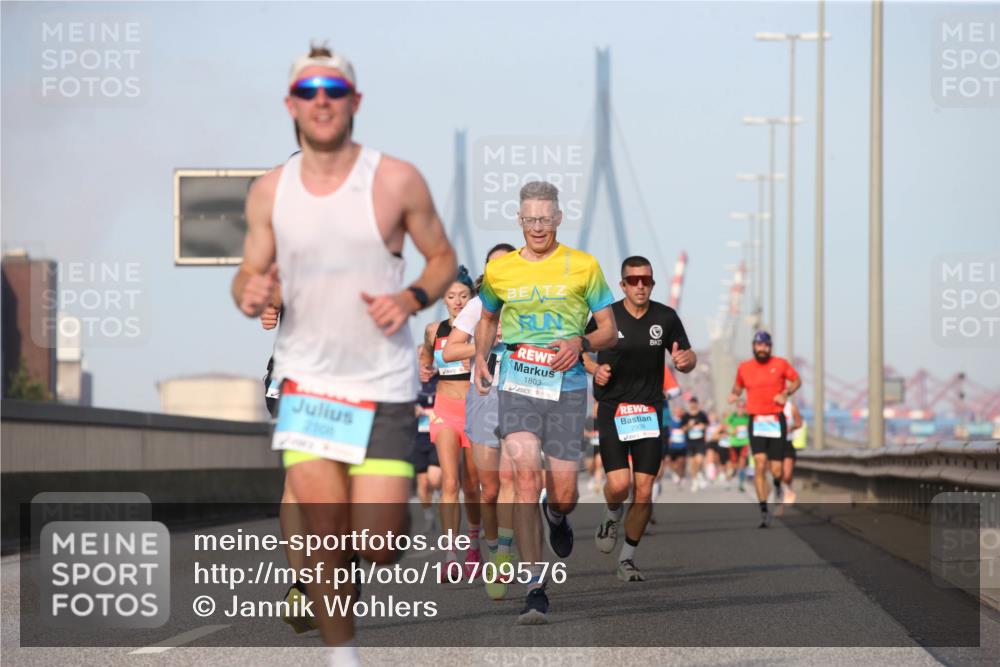 03.10.2026 - Köhlbrandbrückenlauf Jannik Wohlers http://msf.ph/oto/10709576 03.10.2026 09:42:03 Position 3 2100, 1803 meine-sportfotos.de