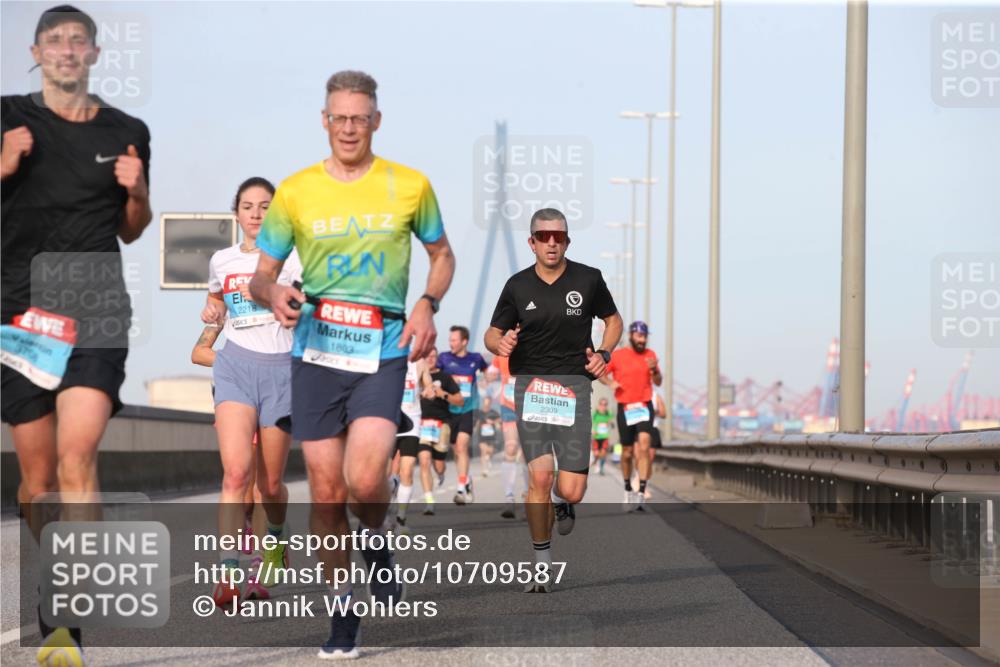 03.10.2026 - Köhlbrandbrückenlauf Jannik Wohlers http://msf.ph/oto/10709587 03.10.2026 09:42:05 Position 3 3708, 2218, 1803, 2309 meine-sportfotos.de