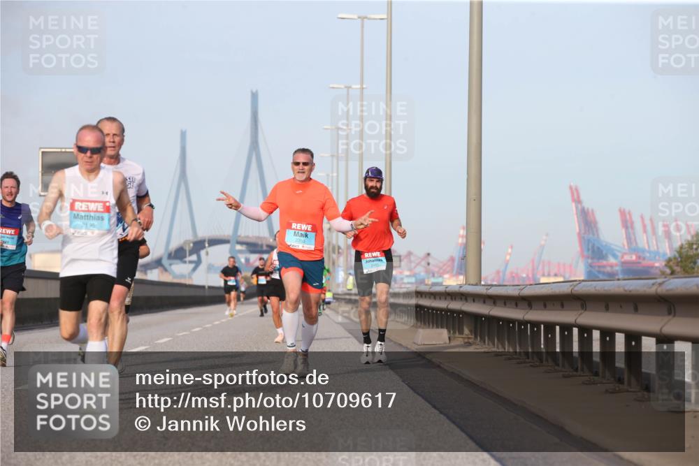 03.10.2026 - Köhlbrandbrückenlauf Jannik Wohlers http://msf.ph/oto/10709617 03.10.2026 09:42:09 Position 3 29, 2195, 2355, 2155 meine-sportfotos.de