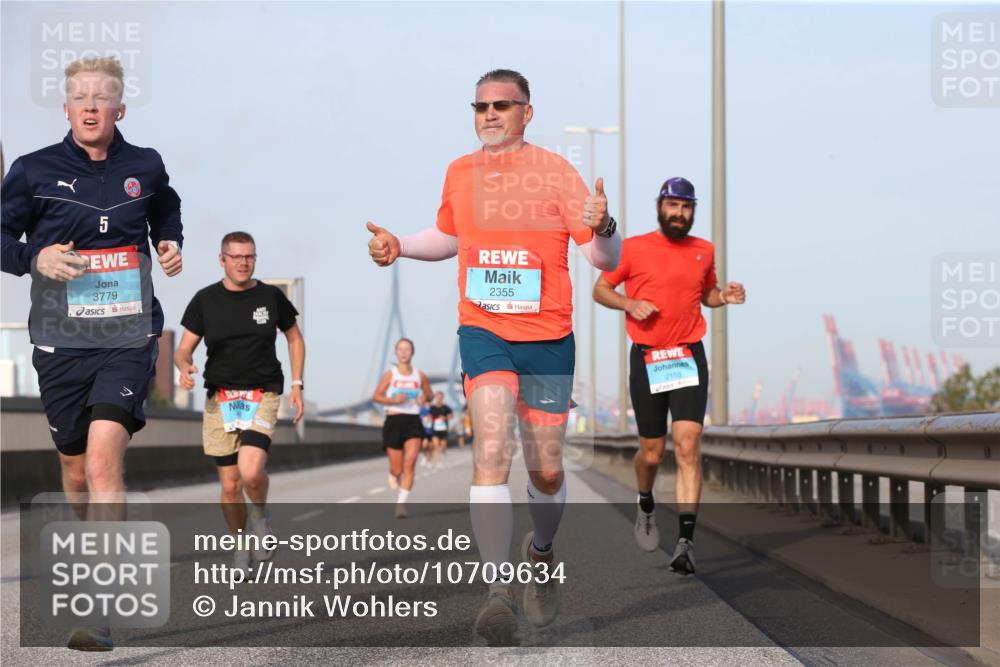 03.10.2026 - Köhlbrandbrückenlauf Jannik Wohlers http://msf.ph/oto/10709634 03.10.2026 09:42:12 Position 3 10, 5, 3779, 2355, 2155 meine-sportfotos.de