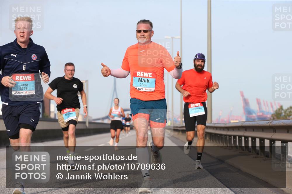 03.10.2026 - Köhlbrandbrückenlauf Jannik Wohlers http://msf.ph/oto/10709636 03.10.2026 09:42:12 Position 3 10, 5, 3779, 2355, 2155 meine-sportfotos.de
