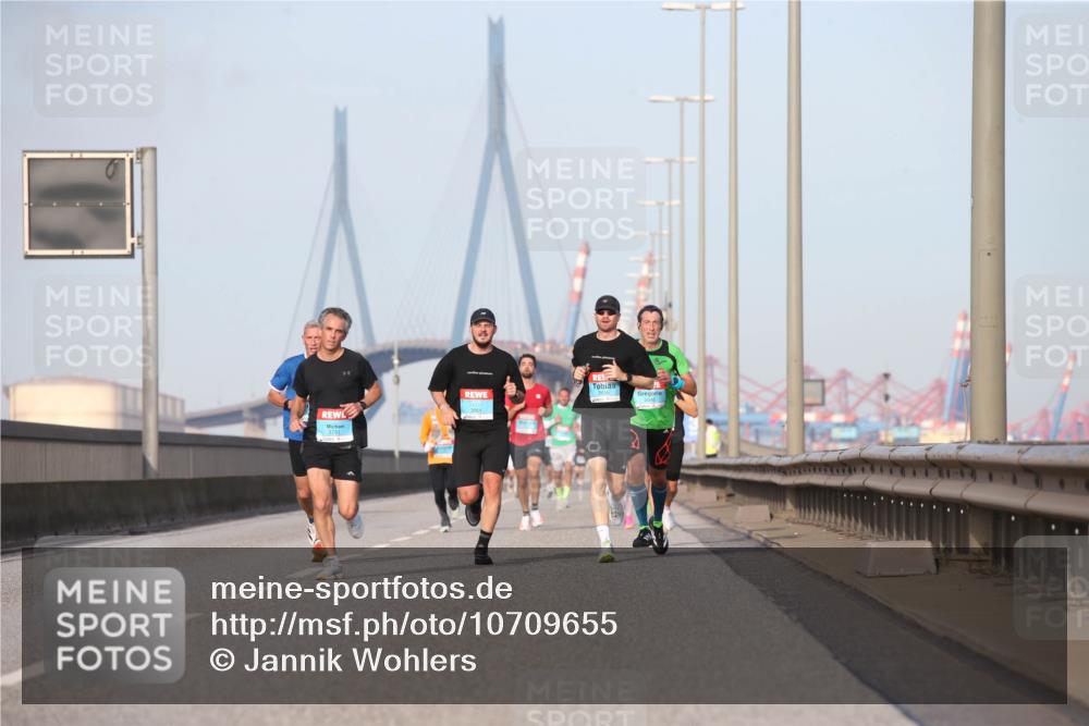03.10.2026 - Köhlbrandbrückenlauf Jannik Wohlers http://msf.ph/oto/10709655 03.10.2026 09:42:19 Position 3 14, 3791, 3864 meine-sportfotos.de