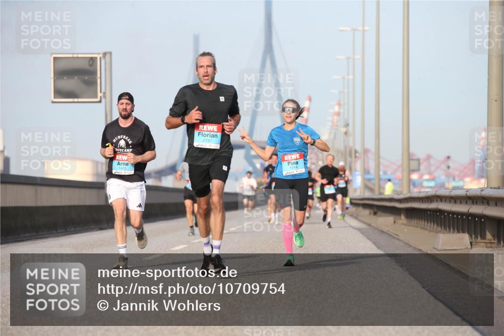03.10.2026 - Köhlbrandbrückenlauf Jannik Wohlers http://msf.ph/oto/10709754 03.10.2026 09:42:46 Position 3 1412, 2197, 1714 meine-sportfotos.de