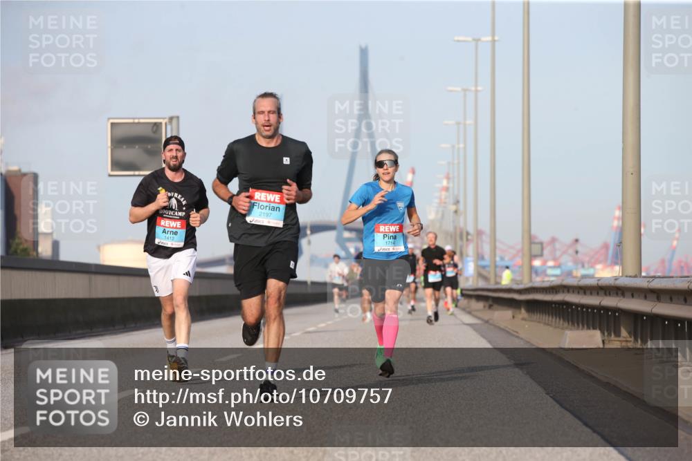 03.10.2026 - Köhlbrandbrückenlauf Jannik Wohlers http://msf.ph/oto/10709757 03.10.2026 09:42:47 Position 3 1412, 2197, 1714 meine-sportfotos.de