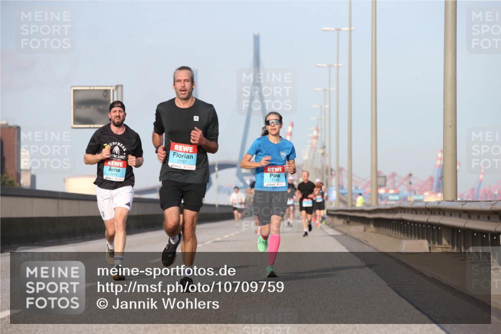 03.10.2026 - Köhlbrandbrückenlauf Jannik Wohlers http://msf.ph/oto/10709759 03.10.2026 09:42:47 Position 3 1412, 2197, 1714 meine-sportfotos.de