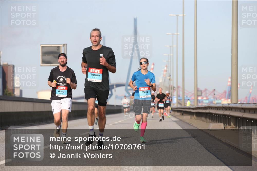 03.10.2026 - Köhlbrandbrückenlauf Jannik Wohlers http://msf.ph/oto/10709761 03.10.2026 09:42:47 Position 3 1412, 2197, 1714 meine-sportfotos.de