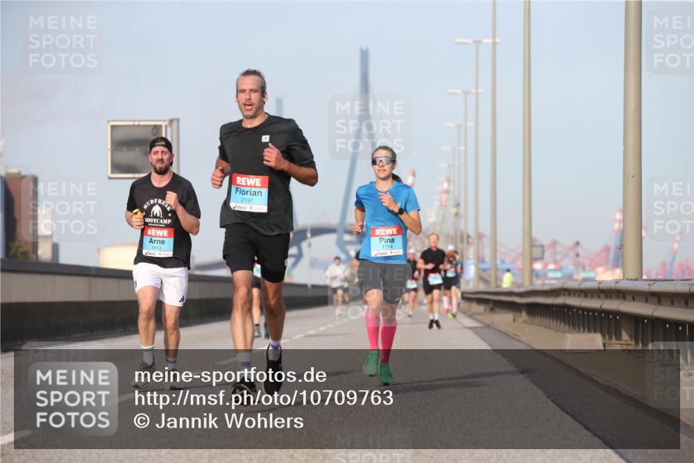03.10.2026 - Köhlbrandbrückenlauf Jannik Wohlers http://msf.ph/oto/10709763 03.10.2026 09:42:47 Position 3 1412, 2197, 1714 meine-sportfotos.de