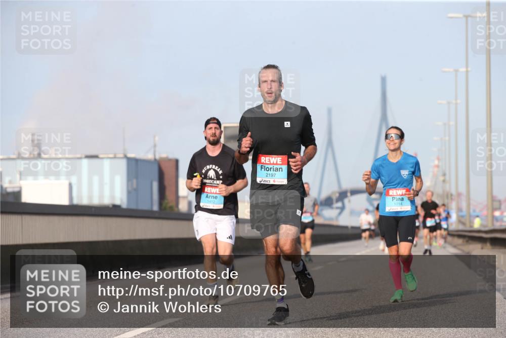03.10.2026 - Köhlbrandbrückenlauf Jannik Wohlers http://msf.ph/oto/10709765 03.10.2026 09:42:48 Position 3 1412, 2197, 1714 meine-sportfotos.de