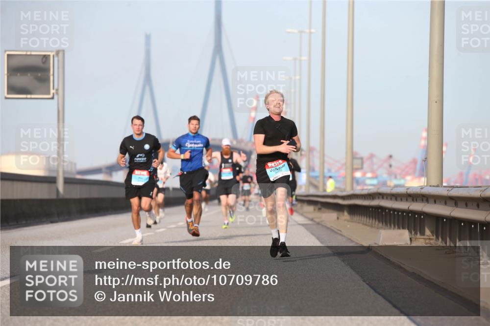 03.10.2026 - Köhlbrandbrückenlauf Jannik Wohlers http://msf.ph/oto/10709786 03.10.2026 09:42:55 Position 3 9, 2208 meine-sportfotos.de