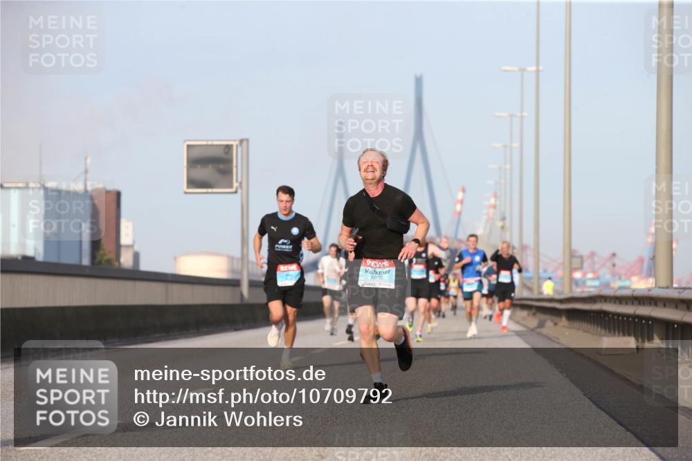 03.10.2026 - Köhlbrandbrückenlauf Jannik Wohlers http://msf.ph/oto/10709792 03.10.2026 09:42:57 Position 3 2208 meine-sportfotos.de