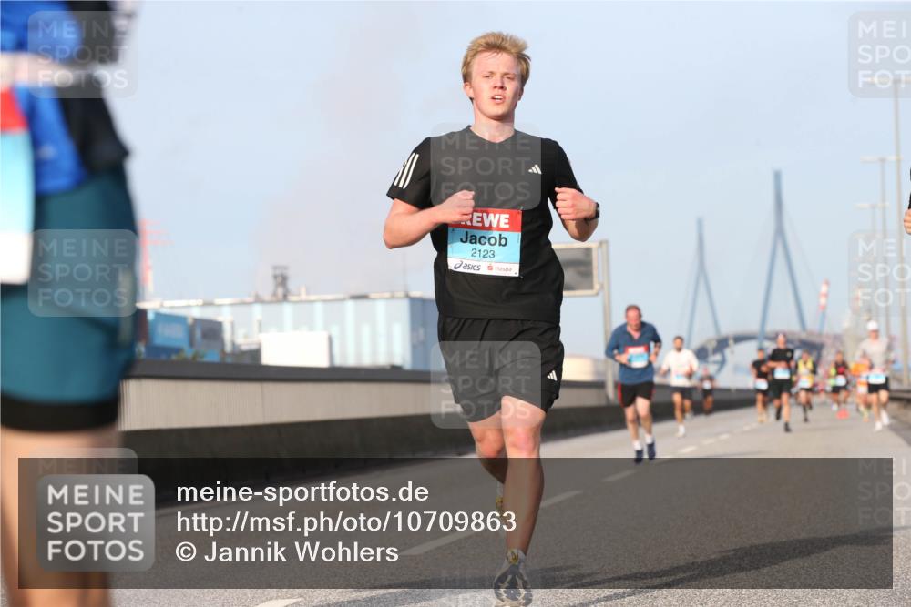 03.10.2026 - Köhlbrandbrückenlauf Jannik Wohlers http://msf.ph/oto/10709863 03.10.2026 09:43:09 Position 3 2123 meine-sportfotos.de