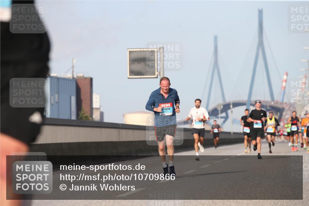03.10.2026 - Köhlbrandbrückenlauf Jannik Wohlers http://msf.ph/oto/10709866 03.10.2026 09:43:10 Position 3 2375 meine-sportfotos.de