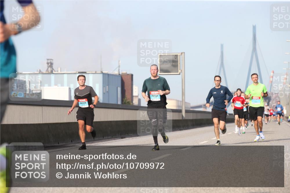 03.10.2026 - Köhlbrandbrückenlauf Jannik Wohlers http://msf.ph/oto/10709972 03.10.2026 09:43:31 Position 3 2219, 1973 meine-sportfotos.de
