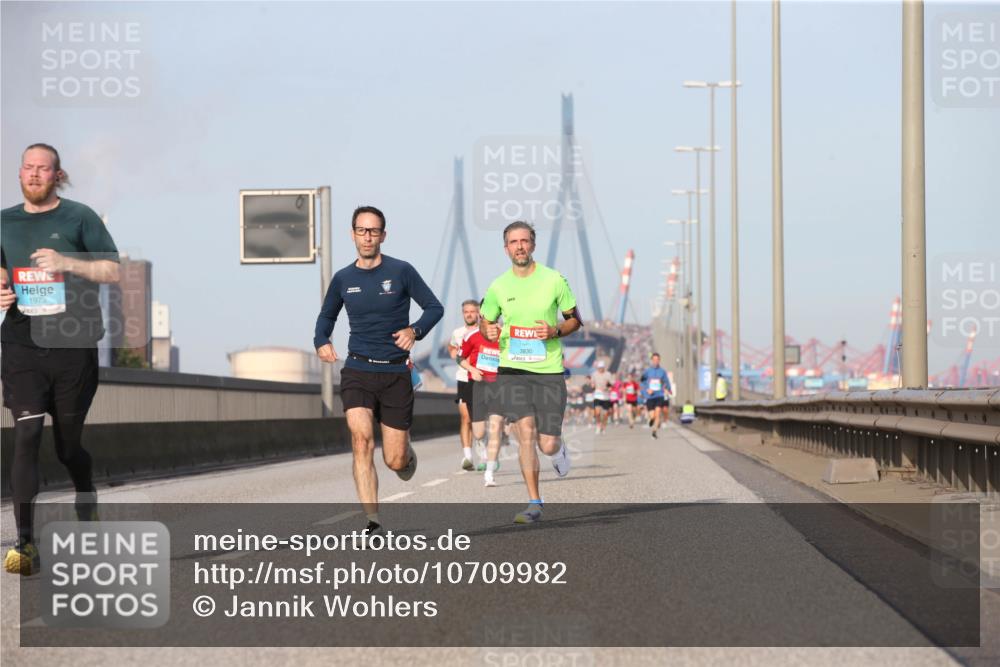 03.10.2026 - Köhlbrandbrückenlauf Jannik Wohlers http://msf.ph/oto/10709982 03.10.2026 09:43:33 Position 3 1973, 3830 meine-sportfotos.de