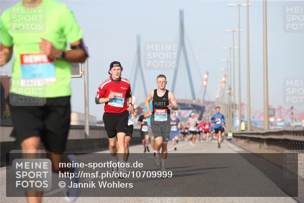 03.10.2026 - Köhlbrandbrückenlauf Jannik Wohlers http://msf.ph/oto/10709999 03.10.2026 09:43:37 Position 3 1553, 1360 meine-sportfotos.de