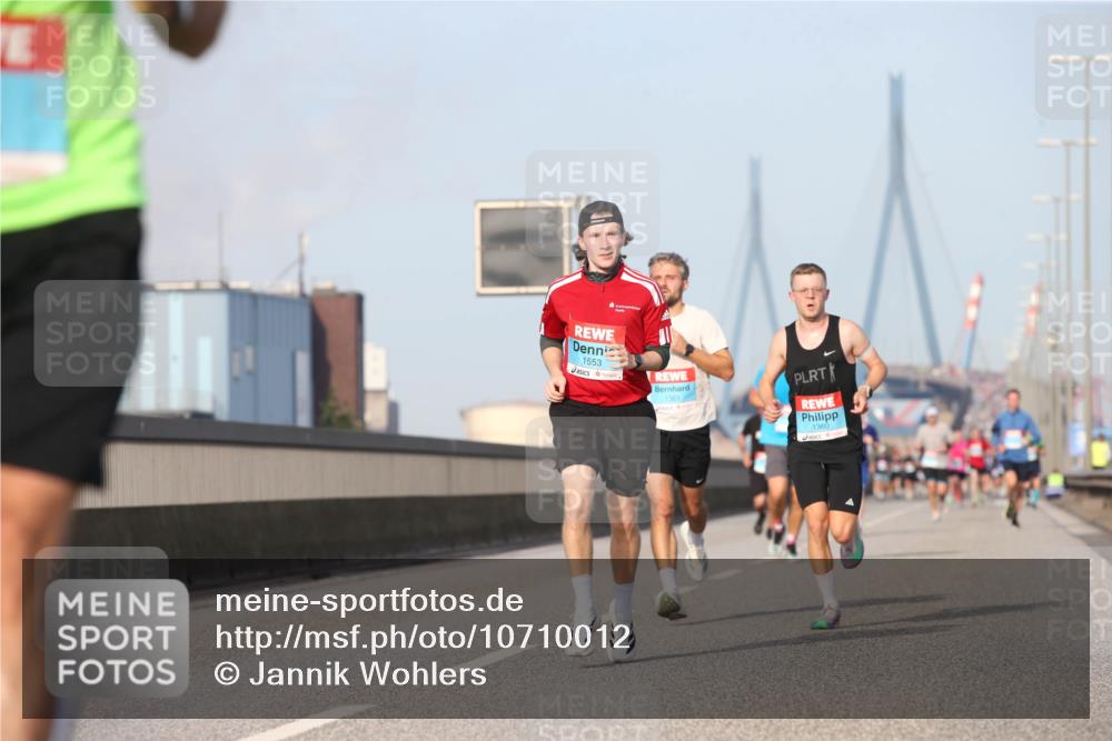 03.10.2026 - Köhlbrandbrückenlauf Jannik Wohlers http://msf.ph/oto/10710012 03.10.2026 09:43:38 Position 3 1553, 1361, 1360 meine-sportfotos.de
