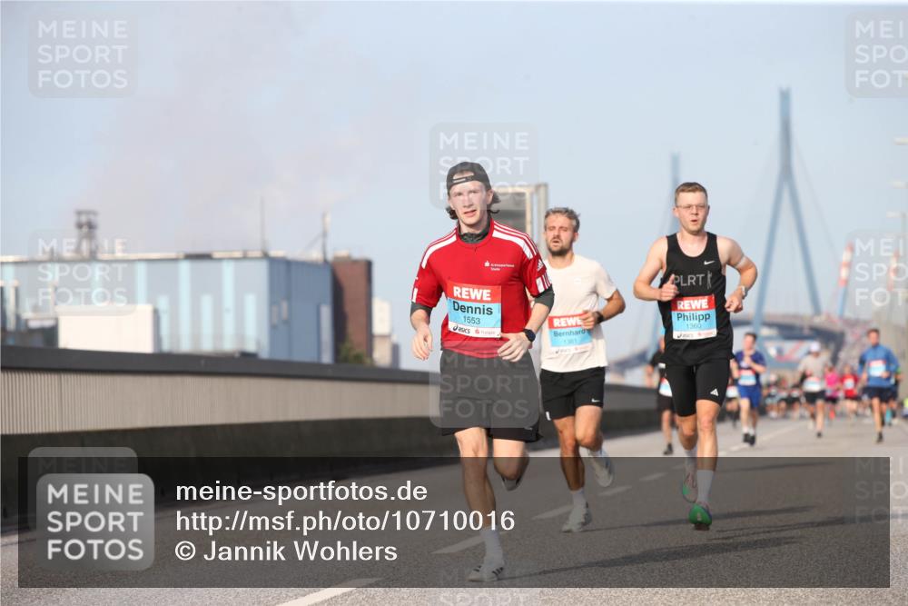 03.10.2026 - Köhlbrandbrückenlauf Jannik Wohlers http://msf.ph/oto/10710016 03.10.2026 09:43:39 Position 3 1553, 1361, 1360 meine-sportfotos.de