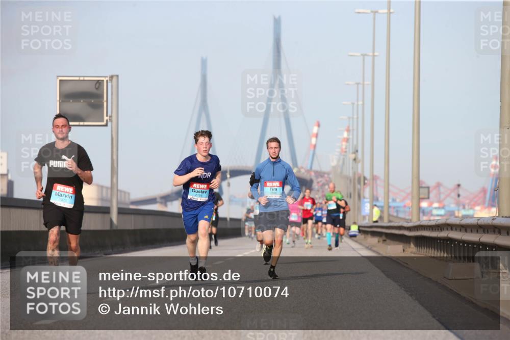 03.10.2026 - Köhlbrandbrückenlauf Jannik Wohlers http://msf.ph/oto/10710074 03.10.2026 09:43:47 Position 3 2373, 2154 meine-sportfotos.de