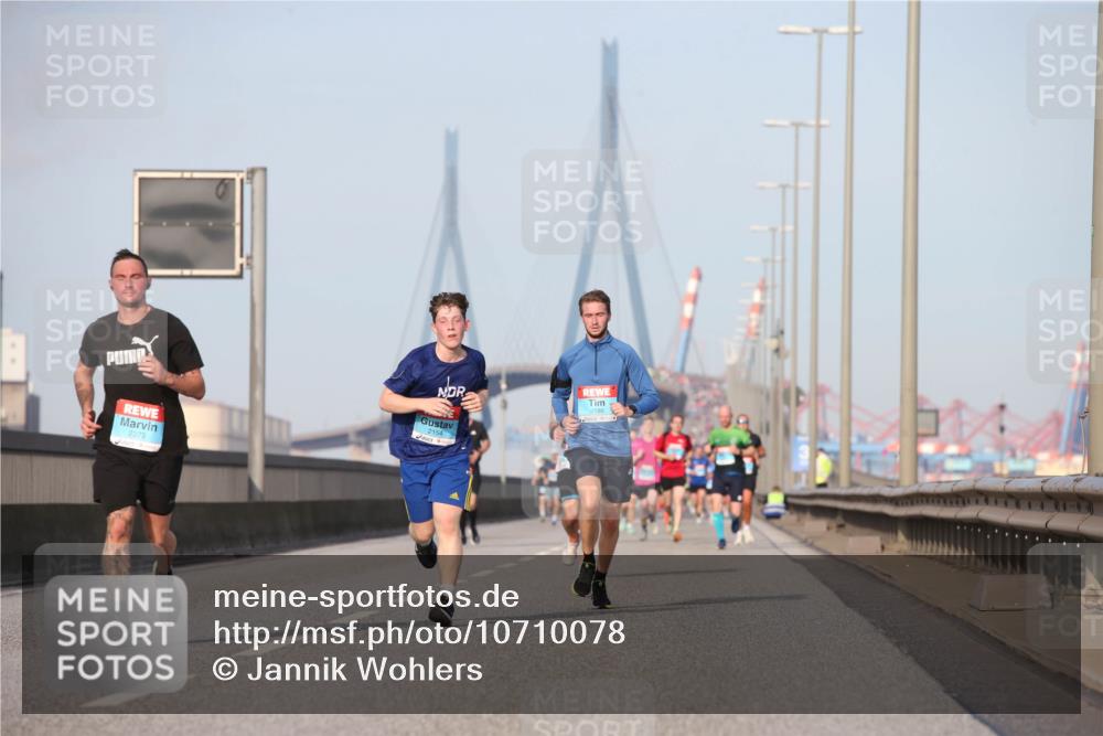 03.10.2026 - Köhlbrandbrückenlauf Jannik Wohlers http://msf.ph/oto/10710078 03.10.2026 09:43:47 Position 3 2373, 2154 meine-sportfotos.de