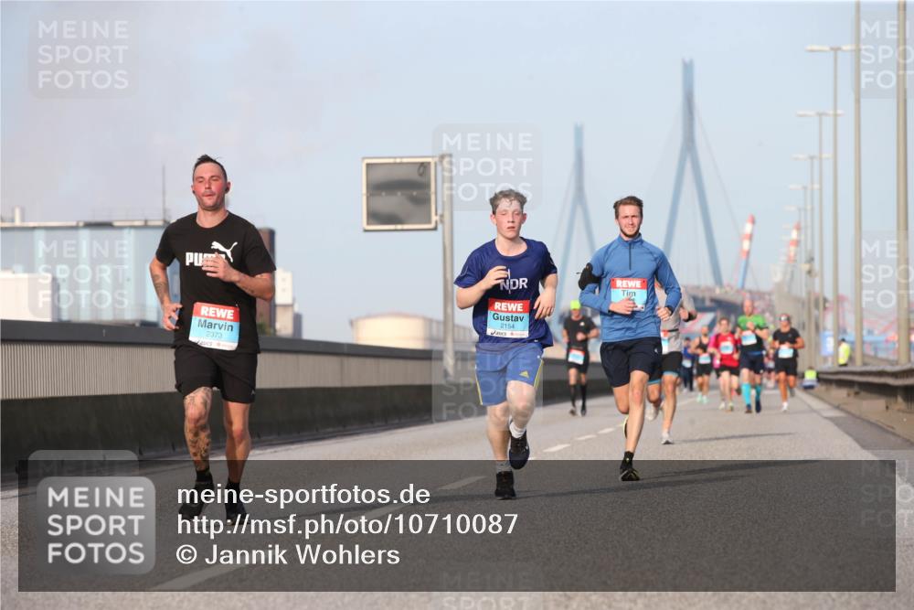 03.10.2026 - Köhlbrandbrückenlauf Jannik Wohlers http://msf.ph/oto/10710087 03.10.2026 09:43:49 Position 3 2373, 2154 meine-sportfotos.de