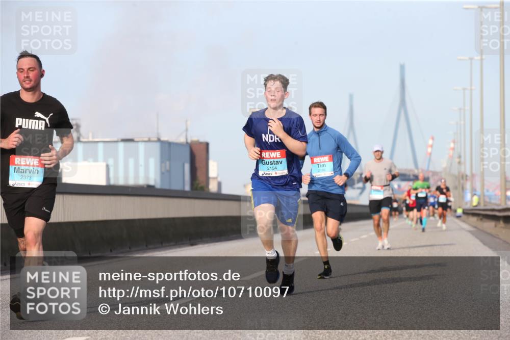 03.10.2026 - Köhlbrandbrückenlauf Jannik Wohlers http://msf.ph/oto/10710097 03.10.2026 09:43:51 Position 3 2154, 2373, 2186 meine-sportfotos.de