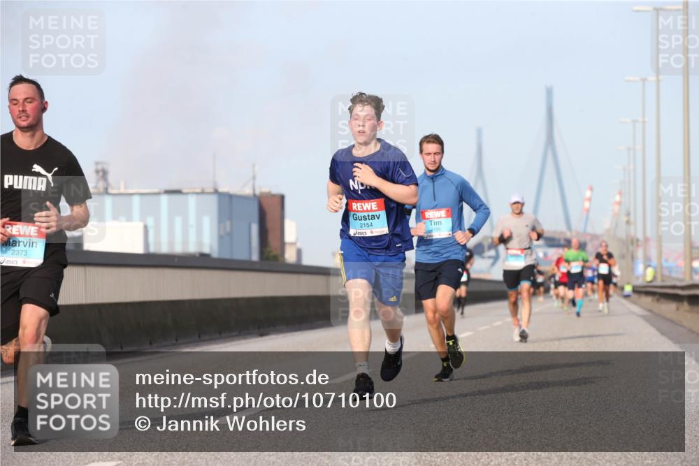 03.10.2026 - Köhlbrandbrückenlauf Jannik Wohlers http://msf.ph/oto/10710100 03.10.2026 09:43:51 Position 3 2373, 2154, 2186 meine-sportfotos.de