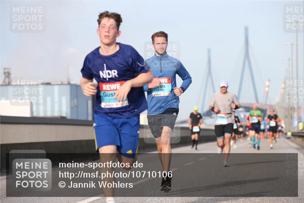 03.10.2026 - Köhlbrandbrückenlauf Jannik Wohlers http://msf.ph/oto/10710106 03.10.2026 09:43:52 Position 3 2154, 2186 meine-sportfotos.de