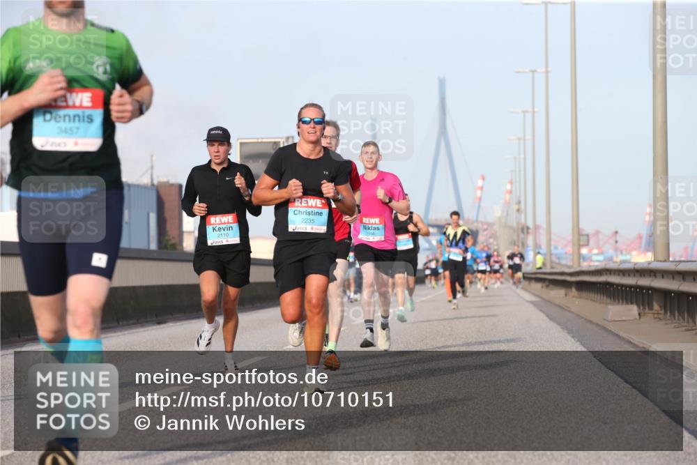 03.10.2026 - Köhlbrandbrückenlauf Jannik Wohlers http://msf.ph/oto/10710151 03.10.2026 09:44:04 Position 3 3457, 2110, 2235, 1466 meine-sportfotos.de