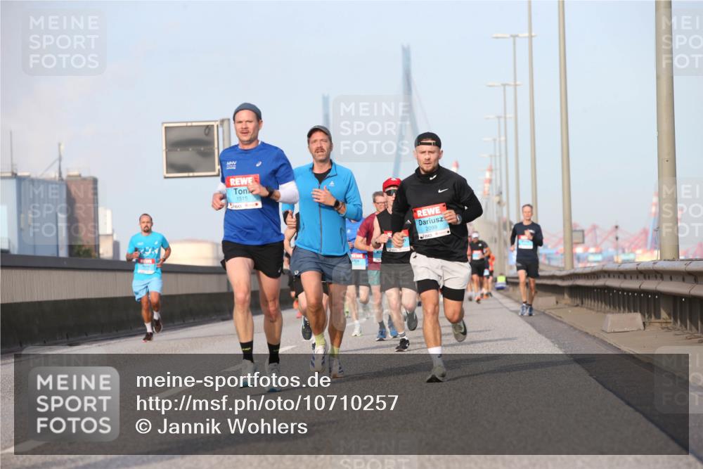 03.10.2026 - Köhlbrandbrückenlauf Jannik Wohlers http://msf.ph/oto/10710257 03.10.2026 09:44:20 Position 3 1515, 2099 meine-sportfotos.de