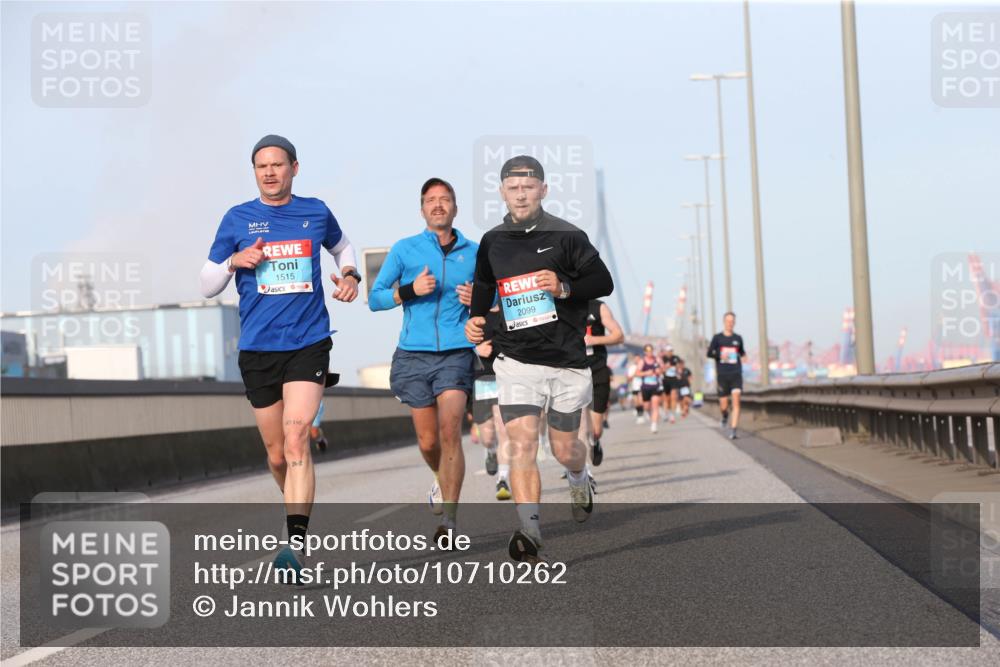 03.10.2026 - Köhlbrandbrückenlauf Jannik Wohlers http://msf.ph/oto/10710262 03.10.2026 09:44:22 Position 3 1515, 2099, 42, 195, 26, 2 meine-sportfotos.de