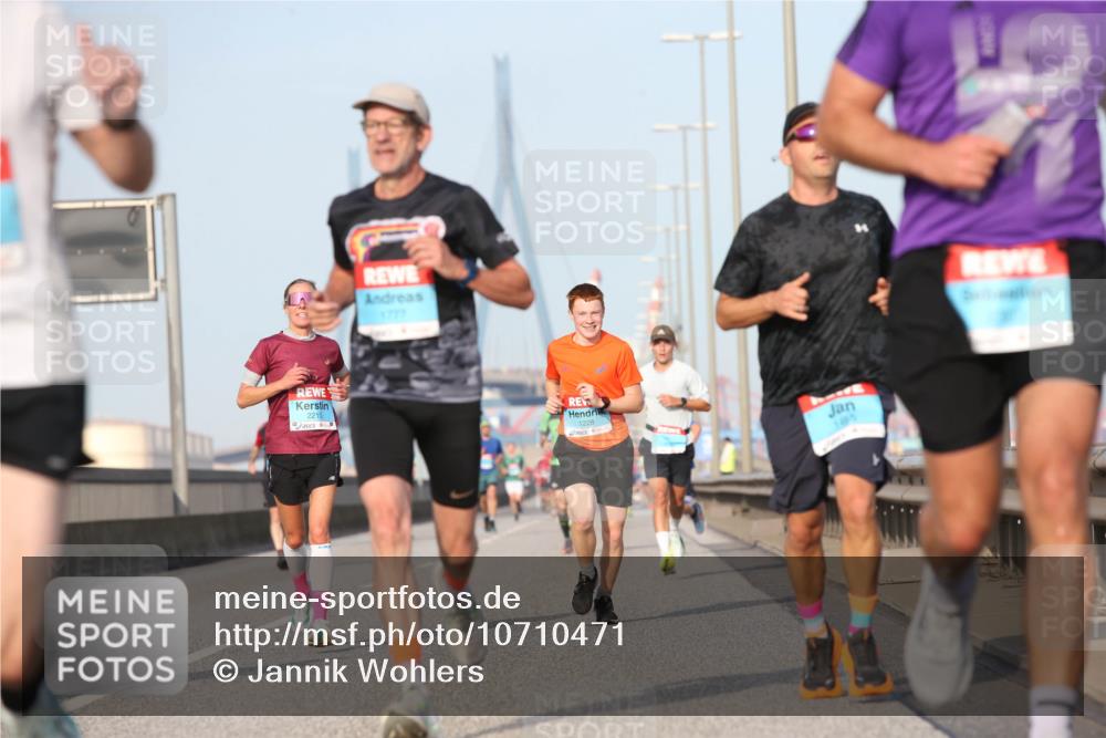 03.10.2026 - Köhlbrandbrückenlauf Jannik Wohlers http://msf.ph/oto/10710471 03.10.2026 09:44:41 Position 3 2210, 1777, 1228, 145 meine-sportfotos.de