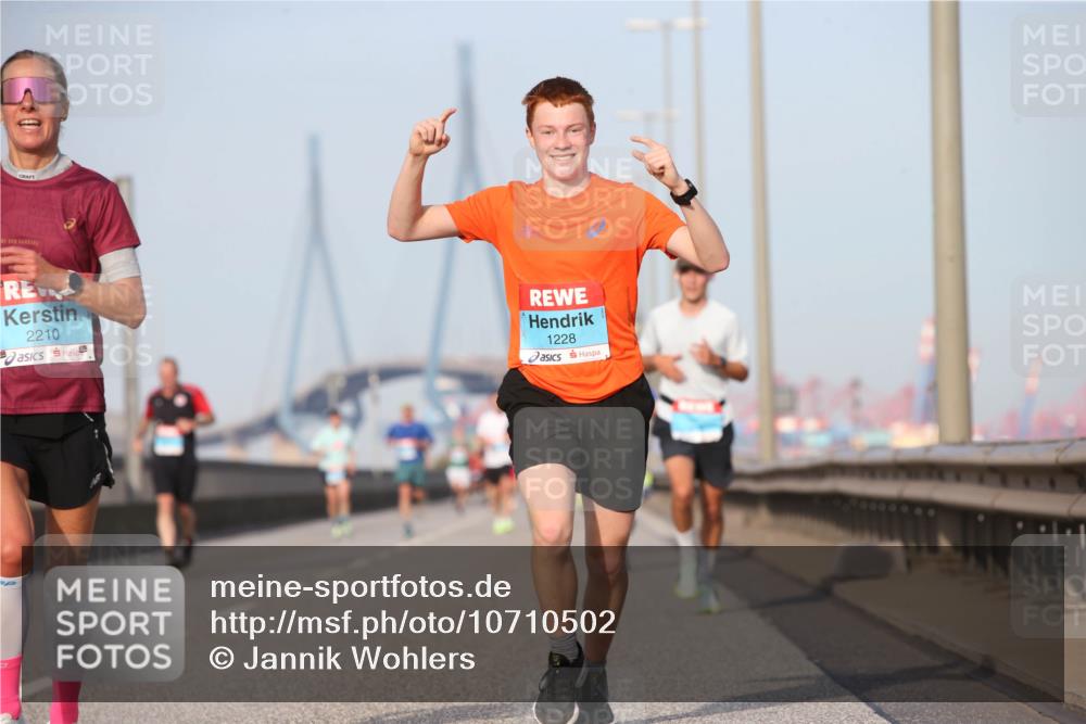 03.10.2026 - Köhlbrandbrückenlauf Jannik Wohlers http://msf.ph/oto/10710502 03.10.2026 09:44:45 Position 3 30, 2210, 1228 meine-sportfotos.de