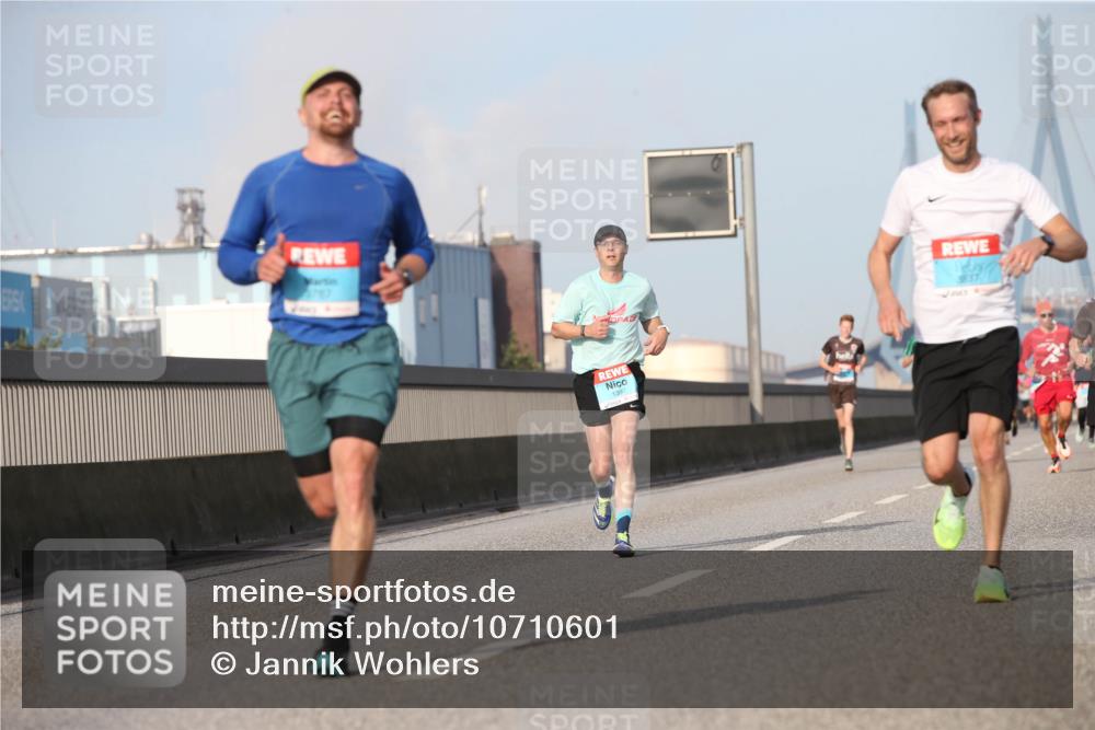 03.10.2026 - Köhlbrandbrückenlauf Jannik Wohlers http://msf.ph/oto/10710601 03.10.2026 09:45:00 Position 3 1397 meine-sportfotos.de