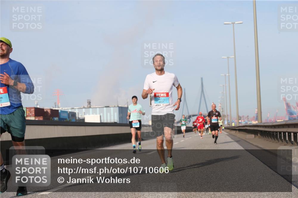 03.10.2026 - Köhlbrandbrückenlauf Jannik Wohlers http://msf.ph/oto/10710606 03.10.2026 09:45:02 Position 3 7, 3837 meine-sportfotos.de