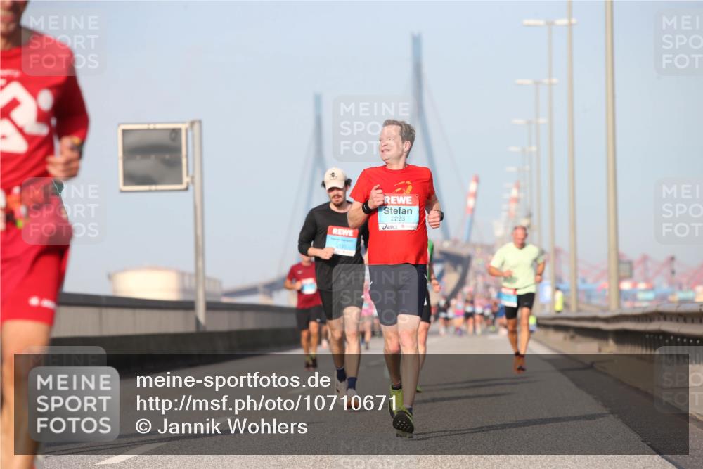 03.10.2026 - Köhlbrandbrückenlauf Jannik Wohlers http://msf.ph/oto/10710671 03.10.2026 09:45:11 Position 3 2223 meine-sportfotos.de