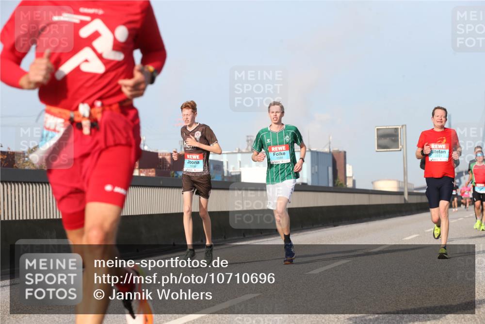 03.10.2026 - Köhlbrandbrückenlauf Jannik Wohlers http://msf.ph/oto/10710696 03.10.2026 09:45:12 Position 3 1936, 1588, 2223 meine-sportfotos.de
