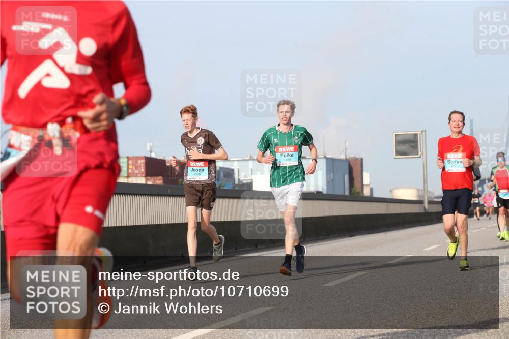 03.10.2026 - Köhlbrandbrückenlauf Jannik Wohlers http://msf.ph/oto/10710699 03.10.2026 09:45:12 Position 3 1588, 2223, 1936 meine-sportfotos.de