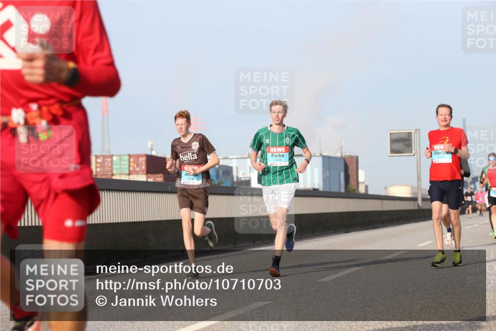 03.10.2026 - Köhlbrandbrückenlauf Jannik Wohlers http://msf.ph/oto/10710703 03.10.2026 09:45:12 Position 3 1936, 1588 meine-sportfotos.de